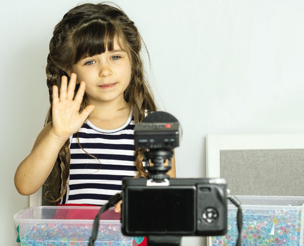 Сви маштају о влоговању: Нове технологије су донеле малишанима ново занимање из снова 